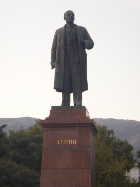 Ленин — Statue of Lenin in Yalta